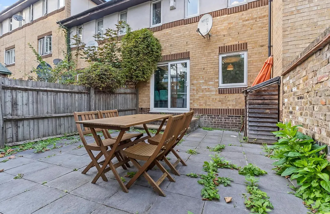Lovely 4Br House In The City With Parking-1