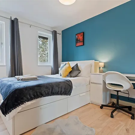 Lovely 4Br House In The City With Parking-3