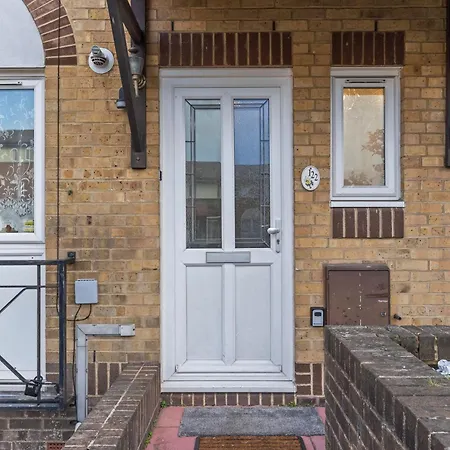 Lovely 4Br House In The City With Parking-2
